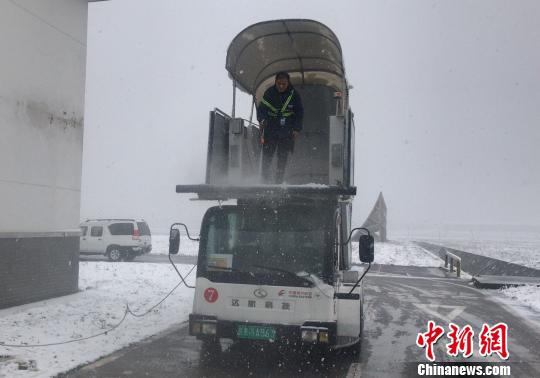 9日凌晨，東航江蘇公司飛機(jī)維修部開始準(zhǔn)備工作，除冰車準(zhǔn)時到達(dá)機(jī)坪，對飛機(jī)進(jìn)行預(yù)除冰。清晨，飛機(jī)維修部對飛機(jī)進(jìn)行了二次除冰。截至上午10時，東航江蘇公司南京主基地計劃執(zhí)行的23班航班全部出港?！】莒`楠 攝