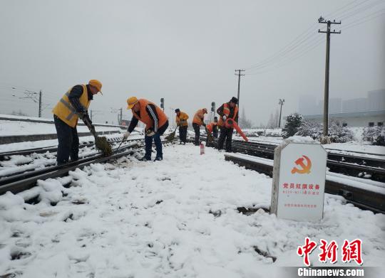 合肥工務(wù)段組織職工不間斷清掃鐵道線道岔積雪，保障鐵路安全暢通?！「]鋮 攝