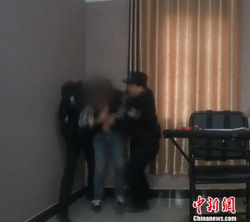 圖為，民警再度將該男子張某控制 周磊 攝