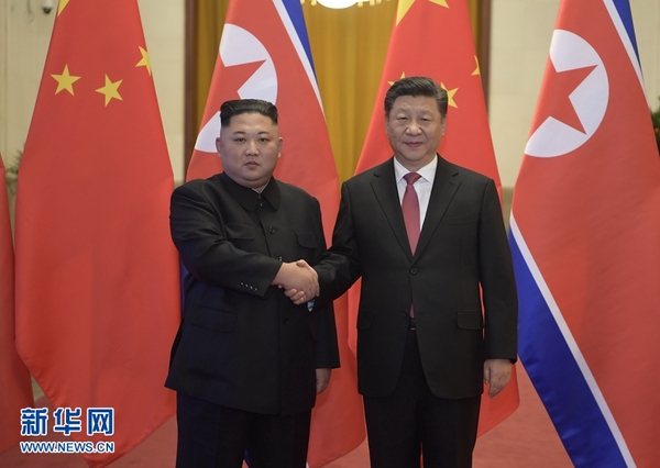 1月8日，中共中央總書記、國家主席習(xí)近平同當(dāng)日抵京的朝鮮勞動黨委員長、國務(wù)委員會委員長金正恩舉行會談。會談前，習(xí)近平在人民大會堂北大廳為金正恩舉行歡迎儀式。