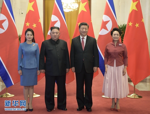 1月8日，中共中央總書記、國家主席習(xí)近平同當(dāng)日抵京的朝鮮勞動(dòng)黨委員長、國務(wù)委員會(huì)委員長金正恩舉行會(huì)談。會(huì)談前，習(xí)近平在人民大會(huì)堂北大廳為金正恩舉行歡迎儀式。這是習(xí)近平和夫人彭麗媛同金正恩和夫人李雪主合影。