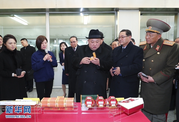1月8日，中共中央總書記、國家主席習(xí)近平同當(dāng)日抵京的朝鮮勞動(dòng)黨委員長、國務(wù)委員會(huì)委員長金正恩舉行會(huì)談。這是1月9日，金正恩參觀北京同仁堂股份有限公司同仁堂制藥廠亦莊分廠，實(shí)地考察有關(guān)傳統(tǒng)工藝及現(xiàn)代化中藥加工生產(chǎn)線。