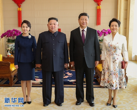 1月8日，中共中央總書記、國(guó)家主席習(xí)近平同當(dāng)日抵京的朝鮮勞動(dòng)黨委員長(zhǎng)、國(guó)務(wù)委員會(huì)委員長(zhǎng)金正恩舉行會(huì)談。1月9日，習(xí)近平在北京飯店會(huì)見金正恩。這是習(xí)近平和夫人彭麗媛同金正恩和夫人李雪主合影。