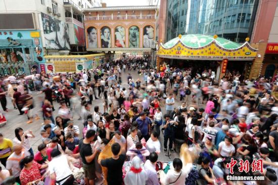 9月15日，商戶聚集在北京天意商城門口甩賣商品，吸引大批顧客搶購。天意商城是北京規(guī)模最大的小商品批發(fā)兼零售市場，為疏解北京非首都功能，天意商城將于9月16日關門停業(yè)。<a target='_blank' href='http://www.chinanews.com/'>中新社</a>記者 盛佳鵬 攝