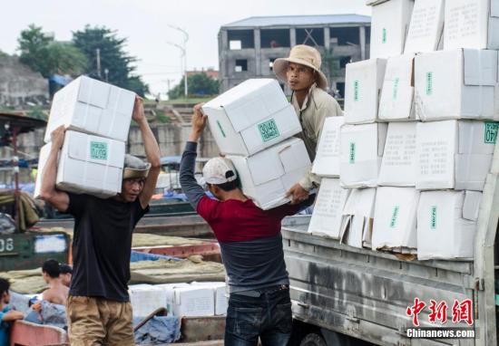 工人在裝載進(jìn)口貨物。 翟李強(qiáng) 攝