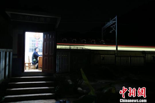 夜里的南欽17號治安崗?fù)わ@得孤寂，一列動車呼嘯而過?！↑S軍華 攝