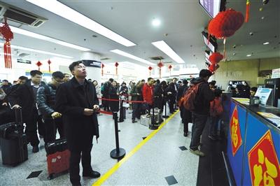 1月17日，南苑機場，準備乘機的旅客。