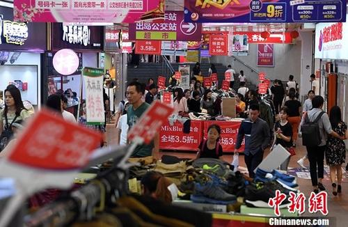1月10日，中國(guó)國(guó)家統(tǒng)計(jì)局發(fā)布的數(shù)據(jù)顯示，2018年12月份，全國(guó)居民消費(fèi)價(jià)格指數(shù)(CPI)同比上漲1.9%，漲幅比上月回落0.3個(gè)百分點(diǎn)；2018年全年，全國(guó)居民消費(fèi)價(jià)格指數(shù)同比上漲2.1%。圖為廈門(mén)市民在一商場(chǎng)內(nèi)選購(gòu)打折商品。(資料圖片)<a target='_blank' href='http://www.chinanews.com/'>中新社</a>記者 張斌 攝