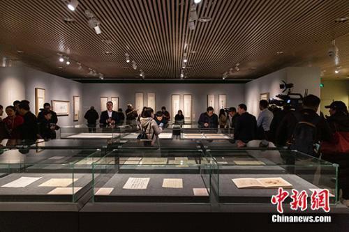 資料圖：“高山仰止—張伯駒潘素伉儷藝術(shù)文獻(xiàn)展”現(xiàn)場(chǎng)。展方供圖