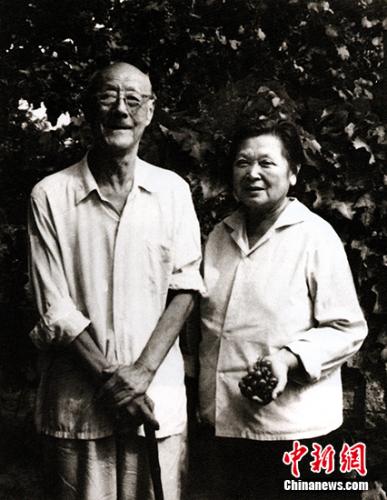 資料圖：張伯駒潘素夫婦在長(zhǎng)春參觀果園后留影。展方供圖