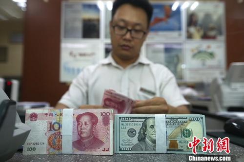 山西太原一銀行工作人員清點(diǎn)貨幣。<a target='_blank' href='http://www.chinanews.com/'>中新社</a>記者 張云 攝