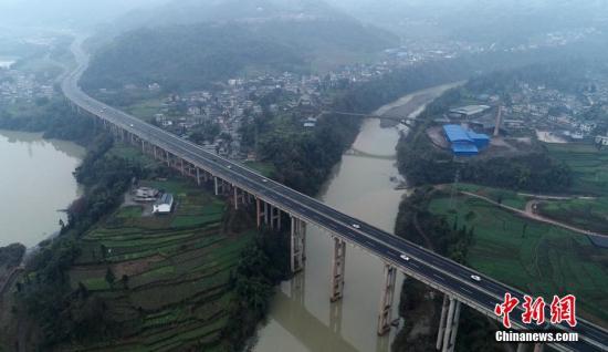 資料圖：四川天全，雅康高速天全段。<a target='_blank' href='http://www.chinanews.com/'>中新社</a>記者 劉忠俊 攝