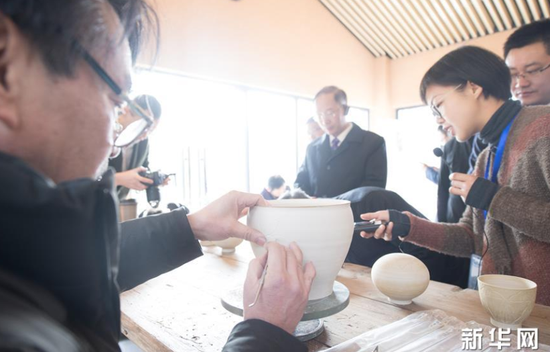 1月22日，游客在上虞區(qū)鳳凰山考古遺址公園了解越窯青瓷制作。