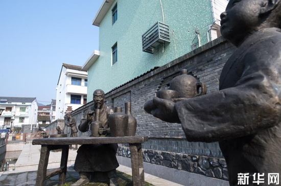在上虞區(qū)上浦鎮(zhèn)大善小塢村拍攝的青瓷文化雕像（1月22日攝）。