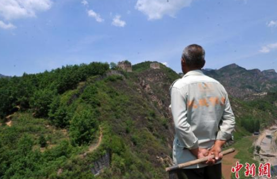  河北農(nóng)民保護(hù)員39年守護(hù)“原汁原味”的長城。 中新社記者 韓冰 攝