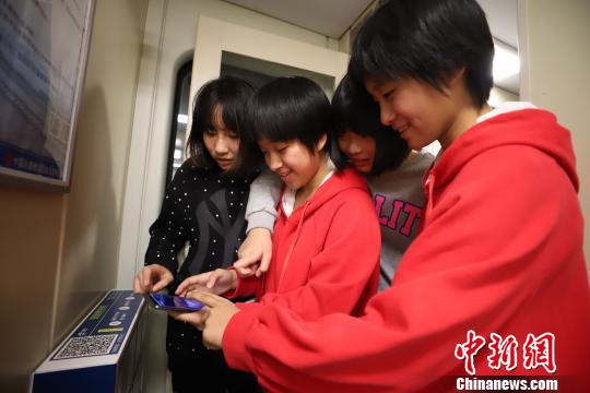 乘客體驗使用列車自動售貨柜?！《〔?攝