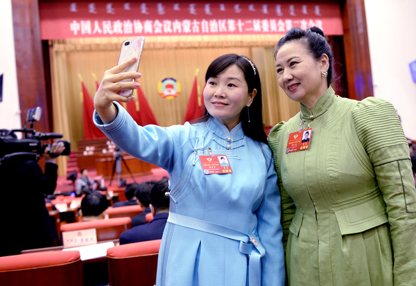 10、委員開幕會(huì)前自拍留念