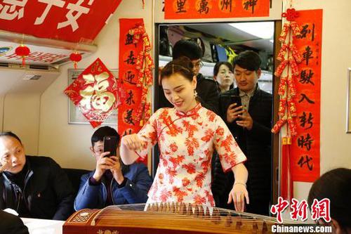 現(xiàn)場表演古箏彈奏?！垕I子　攝