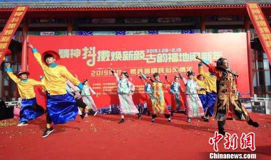 古裝男女集體炫舞原創(chuàng)抖音《嗨！易縣》?！●T英華 攝