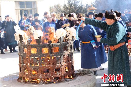 圖為成吉思汗陵舉行的祭火儀式?！±钣?攝