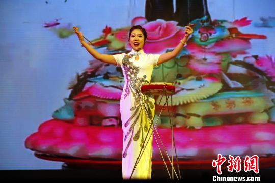 2019年“山東省非物質(zhì)文化遺產(chǎn)月”1月28日晚在濟(jì)南啟動(dòng)。曲藝串燒《喜氣洋洋中國年》、魯西南鼓吹樂《五福開門》、舞蹈表演《喜餑餑》等節(jié)目輪番登場(chǎng)?！O宏瑗 攝