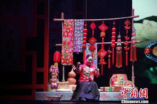 2019年“山東省非物質(zhì)文化遺產(chǎn)月”1月28日晚在濟(jì)南啟動(dòng)。圖為表演《非遺風(fēng)采》?！O宏瑗 攝