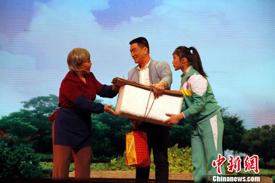 2019年“山東省非物質(zhì)文化遺產(chǎn)月”1月28日晚在濟(jì)南啟動(dòng)。圖為表演《一個(gè)也不落下》?！O宏瑗 攝