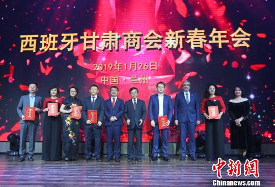 西班牙甘肅商會會長孫毅26日向西班牙甘肅商會名譽(yù)會長頒發(fā)證書。　高展 攝