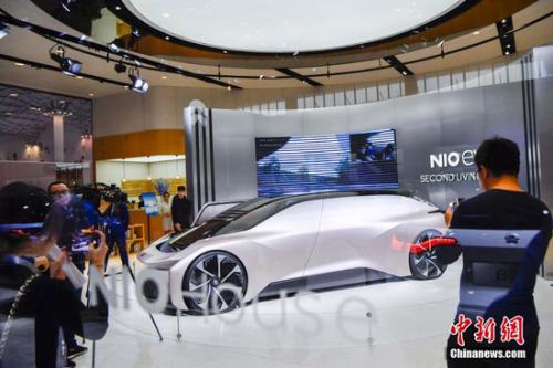 圖為國產(chǎn)新能源汽車品牌蔚來展出的一款EVE無人駕駛和純電驅動概念車吸引觀眾。<a target='_blank' href='http://www.chinanews.com/'>中新社</a>記者 駱云飛 攝