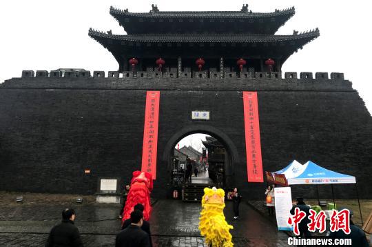圖為揚(yáng)州東關(guān)城門高掛大紅春聯(lián)迎新春?！〈藜衙?攝