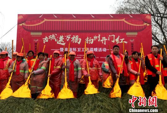 圖為2018年“金掃帚”獎揭曉，108名環(huán)衛(wèi)工獲表彰?！〈藜衙?攝