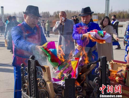 圖為民眾祭火。　胡杰 攝