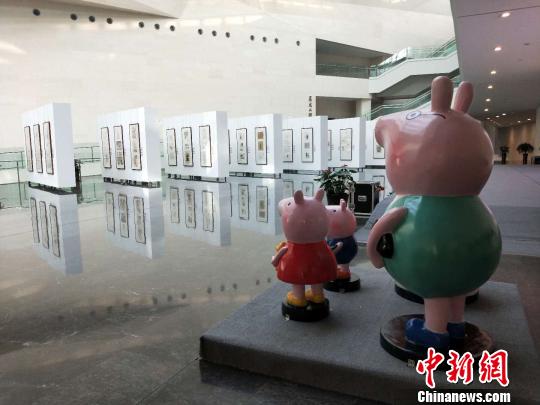 小豬佩奇“一家四口”站立在漫畫展的對面，正遠遠觀望著。　楊佩佩 攝