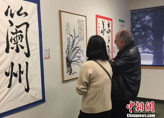 《海外華人寫(xiě)蘭州國(guó)際書(shū)法展》在美國(guó)丹佛活動(dòng)的展覽廳一角?！＄娦?攝