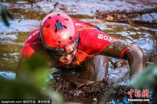 1月29日消息，全球最大鐵礦石生產(chǎn)商巴西淡水河谷公司位于巴西米納斯吉拉斯州的一處鐵礦廢料礦坑堤壩25日發(fā)生決堤事故。圖片來(lái)源：Sipaphoto版權(quán)作品 禁止轉(zhuǎn)載