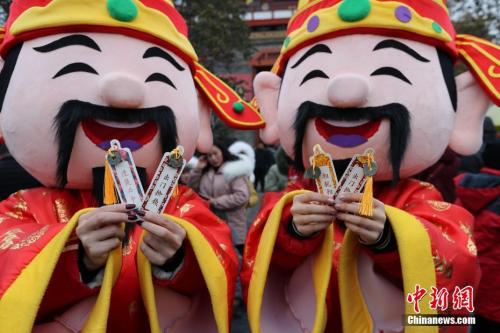資料圖：“財(cái)神”展示紅包里的“宋錢(qián)”。 王中舉 攝
