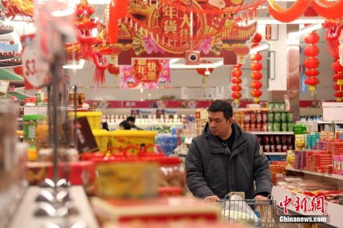 資料圖：消費(fèi)者正在置辦年貨。<a target='_blank' href='http://www.chinanews.com/'>中新社</a>記者 余瑞冬 攝