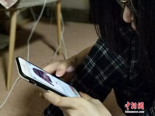 資料圖：消費(fèi)者正在使用手機(jī)購物。姚露 攝