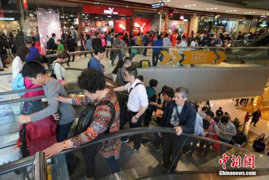 游客購物。<a target='_blank' href='http://www.chinanews.com/'>中新社</a>記者 張煒 攝