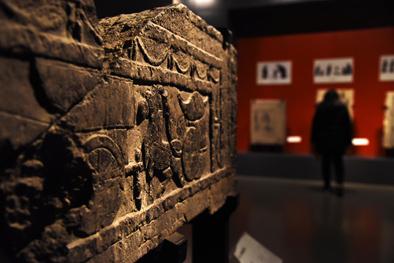 ▲2月6日,參觀者在山東博物館內(nèi)參觀漢代畫像藝術(shù)展。