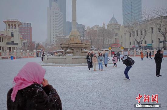 2月12日，市民及游客在雪中的天津意式風(fēng)情街馬可波羅廣場拍照游玩。當(dāng)天，天津迎來2019年首場降雪。<a target='_blank' href='http://www.chinanews.com/'>中新社</a>記者 佟郁 攝