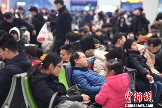 圖為杭州東站?！堨蠚g 攝