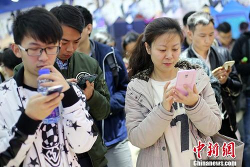 資料圖：民眾使用手機上網(wǎng)。<a target='_blank' href='http://www.chinanews.com/'>中新社</a>記者 泱波 攝