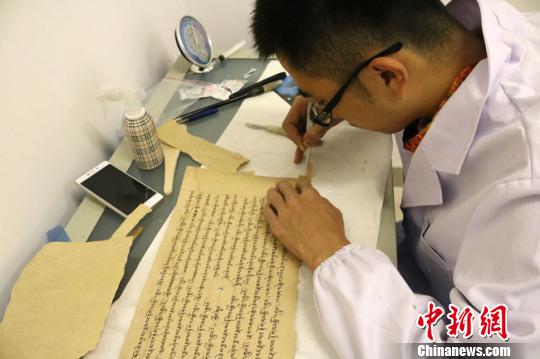 甘肅敦煌12件唐代藏文寫經(jīng)完成保護修復