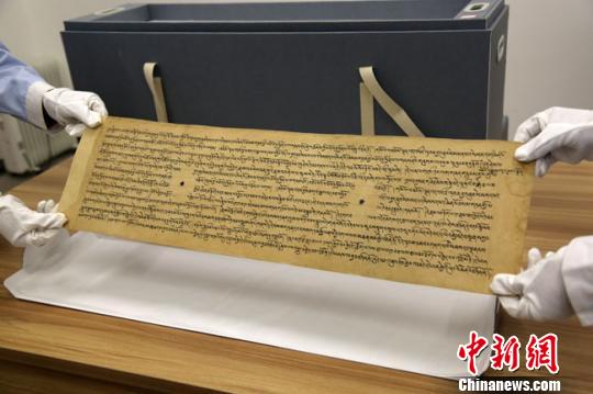 圖為完成修復的敦煌唐代藏文寫經(jīng)。　張曉亮 攝