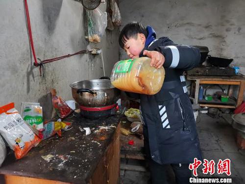 當(dāng)天中午，劉奉智熟練地切白菜、刷鍋、燒油，燉白菜湯，準(zhǔn)備午飯?！『聦W(xué)娟 攝