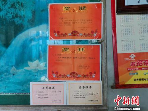 記者發(fā)現(xiàn)，劉奉智家中貼了許多他的“三好學(xué)生”獎(jiǎng)狀。據(jù)了解，他目前正讀六年級(jí)，幾乎每次考試都在班級(jí)名列前茅?！『聦W(xué)娟 攝