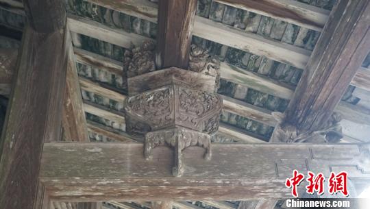 侯家大院花籃式梁架駝峰雕件?！》钊?攝