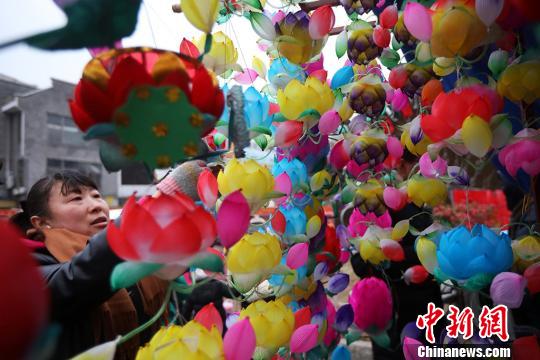 各式秦淮花燈吸引民眾目光?！°蟛āz