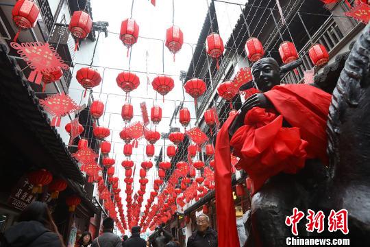 大紅燈籠高高掛起。　泱波　攝